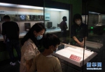 6月14日，参观者在湖北省博物馆观看展出的越王勾践剑。新华社记者肖艺九摄 - 新浪湖北