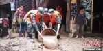 贵州正安发生洪灾，图为官兵在现场进行清淤工作。　闫治州 摄 - 新浪湖北