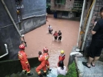 消防员正在转移受灾群众 来源：重庆石柱消防官方微博 - 新浪湖北