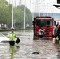 襄阳市襄州区一立交涵洞渍水，交警在现场开展施救　李琦雯　摄 - 新浪湖北
