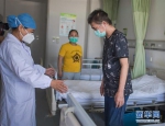 6月17日，医生朱琦在病房检查胡定江的恢复情况。新华社记者 肖艺九 摄 - 新浪湖北