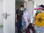 6月17日，胡定江在医护人员的陪护下走出病房。新华社记者 肖艺九 摄 - 新浪湖北