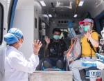 6月17日，胡定江在出院时向医护人员挥手告别。新华社记者 肖艺九 摄 - 新浪湖北