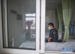 6月17日，胡定江在病房等待出院，窗台的鲜花是他准备在出院时送给医护人员的。新华社记者 肖艺九 摄 - 新浪湖北