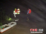 民警深夜蹚水救助被困群众 谢露供图 - Hb.Chinanews.Com