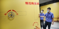 图为技术人员正在关闭站厅通道人防门 - Hb.Chinanews.Com