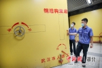 图为技术人员正在关闭站厅通道人防门 - Hb.Chinanews.Com