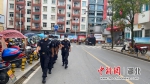 特警队员在校园周边巡逻 谢露供图 - Hb.Chinanews.Com