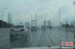 武汉长江二桥，车辆冒雨前行 张畅 摄 - 新浪湖北