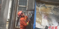 图为潜江消防员正在处理被暴雨冲垮的雨棚。鄂消宣 - 新浪湖北