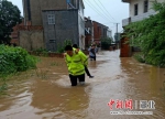 低洼民居被淹进水 民警涉水转移群众 - Hb.Chinanews.Com