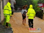 利川强降雨至河水暴涨 沿河群众紧急撤离 - Hb.Chinanews.Com
