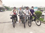 郭伟、吴宇杰、郭维、杨一村（从左到右）集合后开始骑行 - Hb.Chinanews.Com