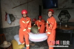 荆州消防员从小岛紧急转移群众77人 - Hb.Chinanews.Com