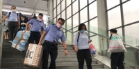 恩施车站组织人员帮助转运旅客搬运行李。刘梦蕊摄 - Hb.Chinanews.Com