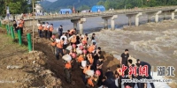 麻城叶家湾大桥河堤出现塌方险情 1800人被成功转移 - Hb.Chinanews.Com