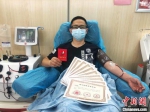 唐树林正在捐献血浆　汪昊　摄 - 新浪湖北