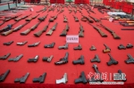 武汉警方收缴的非法枪支（资料图）应后威摄 - Hb.Chinanews.Com