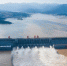 7月27日，长江三峡枢纽工程开启泄洪深孔泄洪（无人机照片）。新华社发（郑家裕 摄） - 新浪湖北