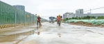 7月30日，高新大道光谷七路附近，施工人员正在清理辅道，为次日通车做准备。 - Hb.Chinanews.Com