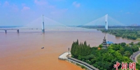 8月1日，长江洪水已平稳通过荆江。 中新社发 周星亮 摄 - 新浪湖北
