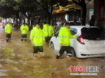 保康民警在冒雨排险中。通讯员 供图 - Hb.Chinanews.Com