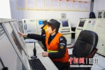 微型消防站队员工作中（资料图） - Hb.Chinanews.Com