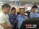 民警向群众演示操作便民服务设备 - Hb.Chinanews.Com