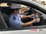 民警服务驾考考生现场 - Hb.Chinanews.Com