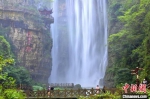 游客在三峡大瀑布景区免费游园打卡。　刘康 摄 - 新浪湖北