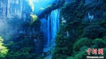 三峡大瀑布高102米，是华中唯一的“百米高瀑”。　周星亮 摄 - 新浪湖北