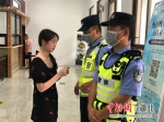 民警积极为游客排忧解难 周涛供图 - Hb.Chinanews.Com