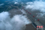 图为航拍8月19日三峡大坝开启10孔泄洪。 王罡 摄 - 新浪湖北