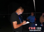 巡逻队员记录巡逻日记 谢露供图 - Hb.Chinanews.Com