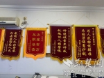 整面墙的锦旗。记者 张世鑫 摄 - Hb.Chinanews.Com