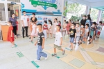 8月27日，武汉市江岸区四唯路小学对一年级新生进行出入校园演练。（湖北日报全媒记者 倪娜 摄） - 新浪湖北