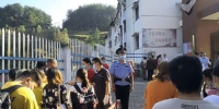 保康警方出动两百余警力护航开学第一天 - Hb.Chinanews.Com