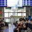 资料图：旅客在铁路上海站等待验票上车。　殷立勤 摄 - 新浪湖北