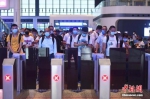 资料图：7月1日，旅客在重庆火车西站出行。 陈超 摄 - 新浪湖北