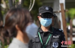 资料图：一位安保人员通过智能AR眼镜为游客测体温。 中新社记者 王刚 摄 - 新浪湖北