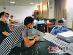 市民正在窗口咨询业务 李剑飞供图 - Hb.Chinanews.Com