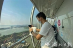 游客正在体验园内的旋转观光塔，从高空一览东湖及园区的风景。 - 新浪湖北