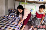 帮孩子们整理床铺。　吴宏福 摄 - 新浪湖北