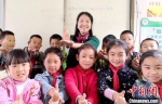 　郑林和孩子们在一起。（资料图）夷陵区教育局供图 - 新浪湖北