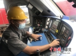 武汉铁路部门“升级”市郊列车牵引机型 - Hb.Chinanews.Com