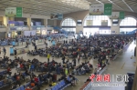图为旅客在汉口站乘车出行（邱晟 摄） - Hb.Chinanews.Com