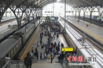 图为旅客在汉口站乘车出行（邱晟 摄） - Hb.Chinanews.Com