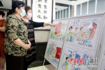 居民观看漫画展 - Hb.Chinanews.Com