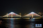 10月1日晚，灯光在武汉长江二桥上打出“中国力量”。新华社记者 冯国栋 摄 - 新浪湖北