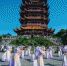 　游客在湖北武汉黄鹤楼景区观看演出（10月1日摄）。  新华社 图 - 新浪湖北